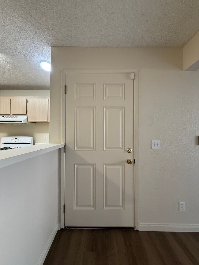 Photo - Downstairs Corner Condo in the Gated Commu... Unidad L110