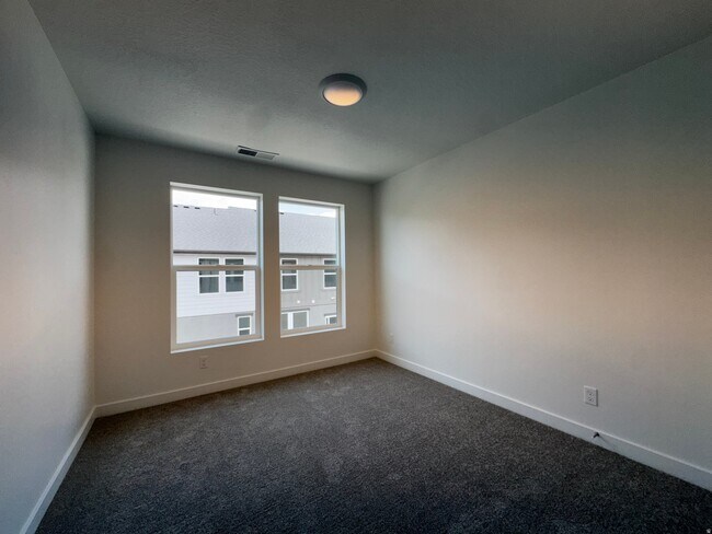 1562 N 1875 W