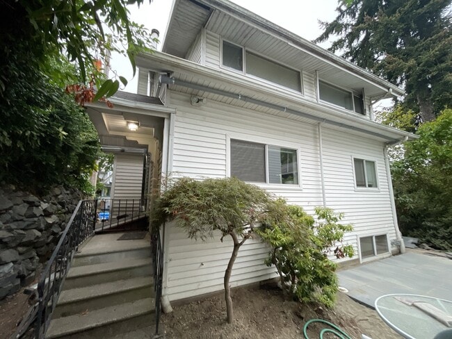 Building Photo - 1818 NE 55th St Unit 1