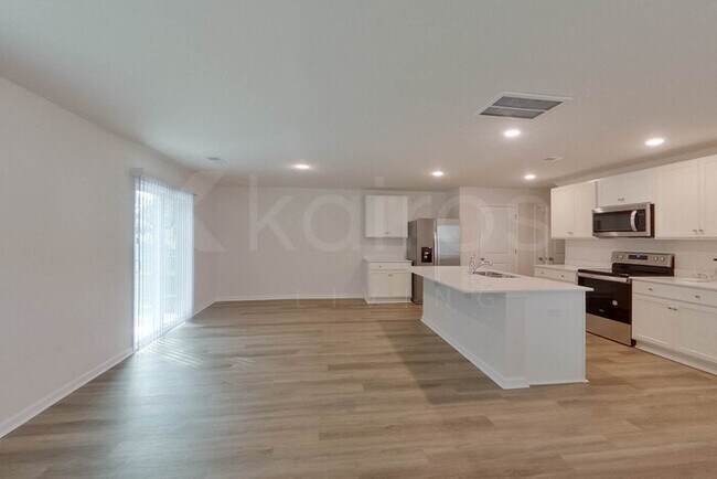 Photo - 108 Overstreet Way