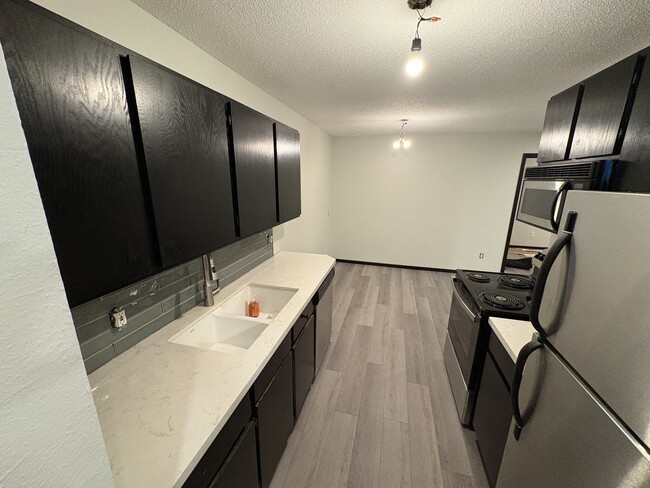 Stainless steel appliances - 907 Coulee Rd Unit 204