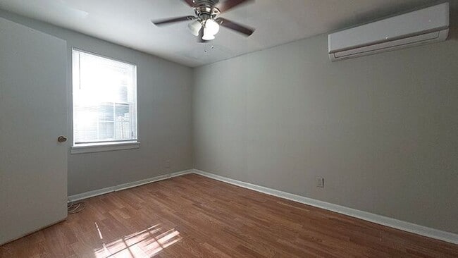 Photo - Fall Look & Lease Special – Reduced Rent $...