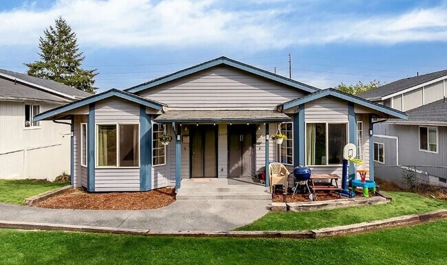 Newly remodeled 3 bedroom duplex!! - Newly remodeled 3 bedroom duplex!! House