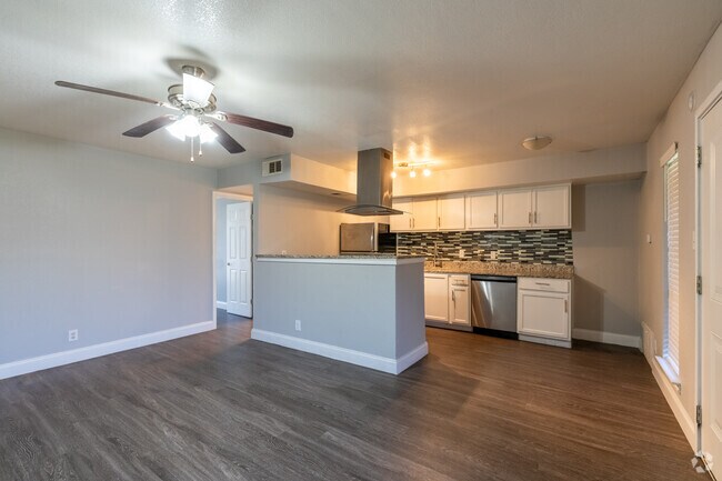 1BR, 1BA - 558SF - Living Room