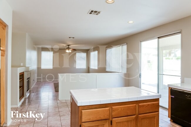 Photo - 820 Crescent Moon Dr