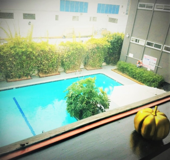 Building Photo - 1736 N Sycamore Ave