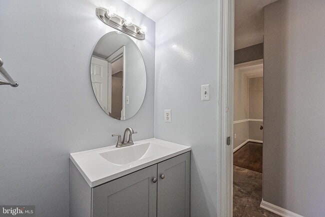 Photo - 7046 Leestone St