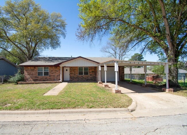 Building Photo - 203 Schuerenberg St