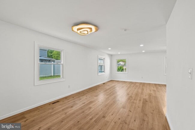 Photo - 29 Hinsdale Ln