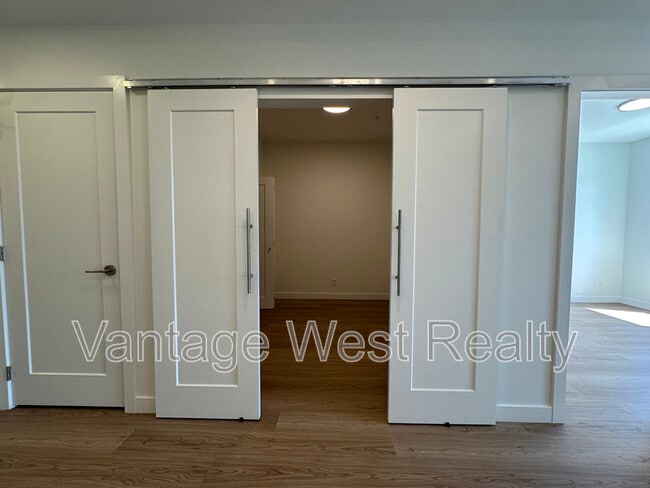 Photo - 305-1380 Pridham Ave