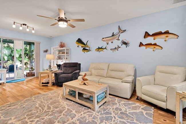 325 Hawthorne Ln