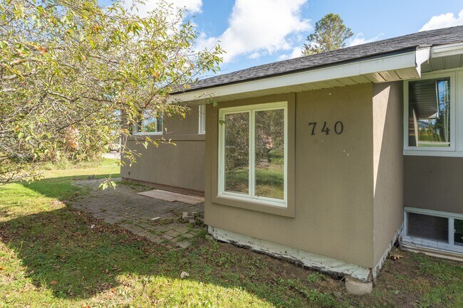 Photo - Spacious 3 Bed / 1 Bath Main Floor Unit | ... Unit 1