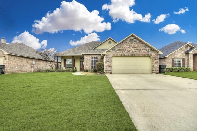 Photo - 318 Avondale Ln