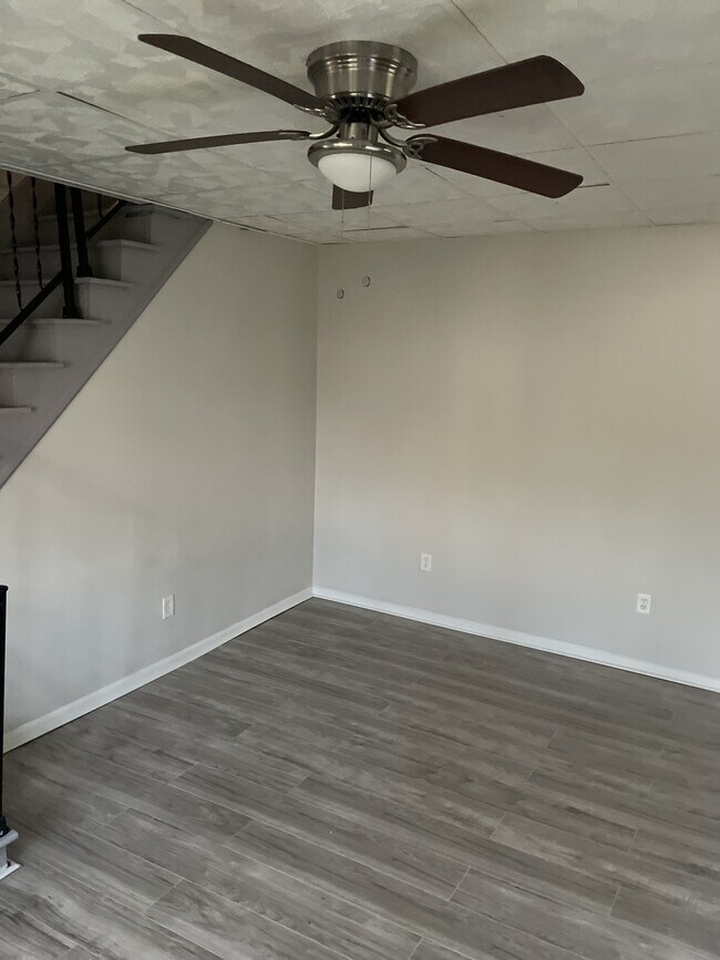 Photo - 152 Dagobert St