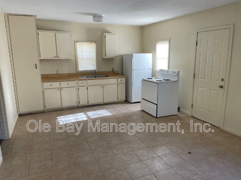 Photo - 400 Hall Ave