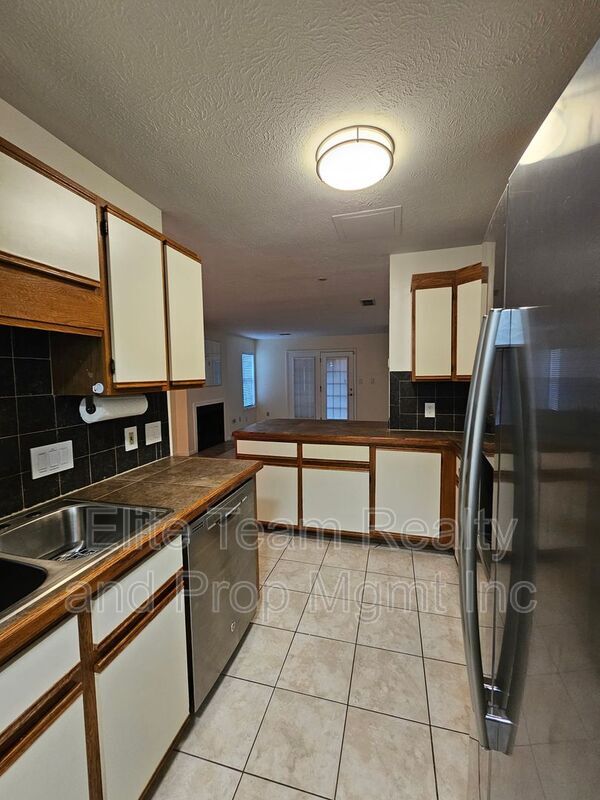 Photo - 802 Selwyn Oaks Ct