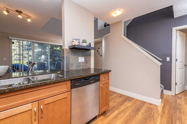 Photo - 122-122 Village Heights SW