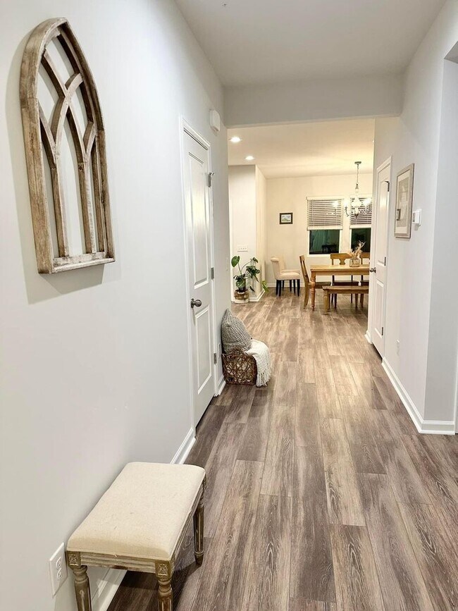 Photo - 3 bedrooms and 2 full bathroom- Located in...