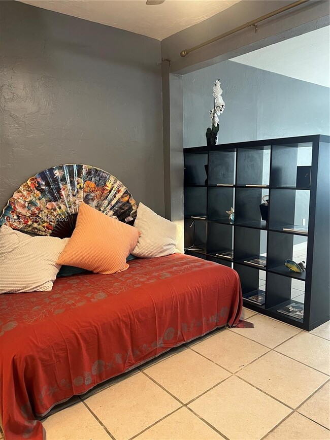 Photo - 835 Meridian Ave Unidad 5