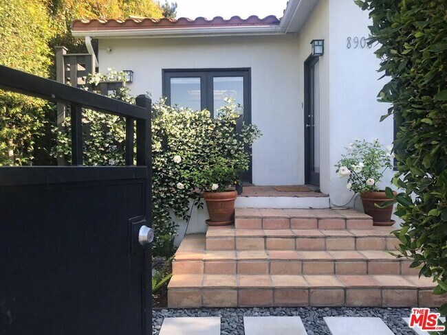 Photo - 8908 Ashcroft Ave