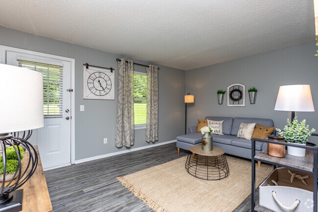 2BR, 2BA - 905 SF