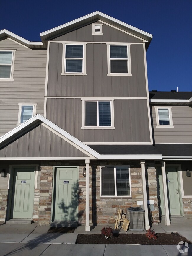 Building Photo - Beautiful 3 bed 2.5 bath townhome in Vineyard