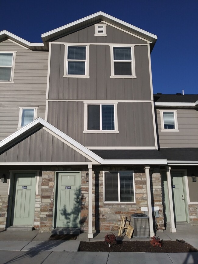 Building Photo - Beautiful 3 bed 2.5 bath townhome in Vineyard