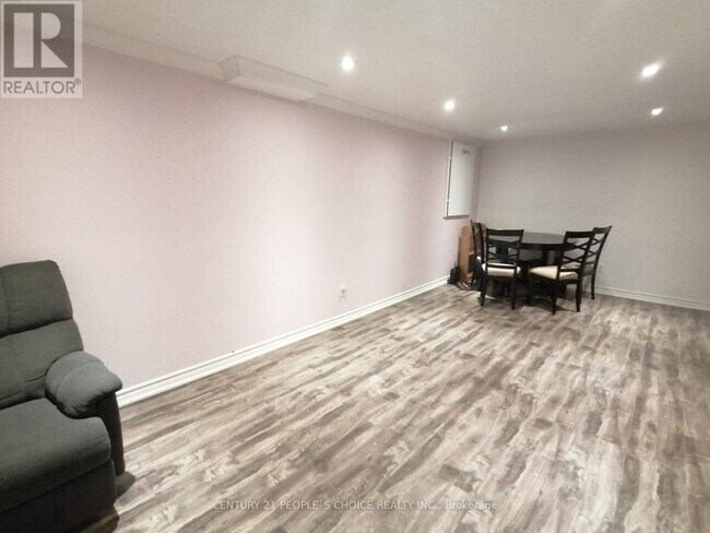 Photo - 115 McMurchy Ave S