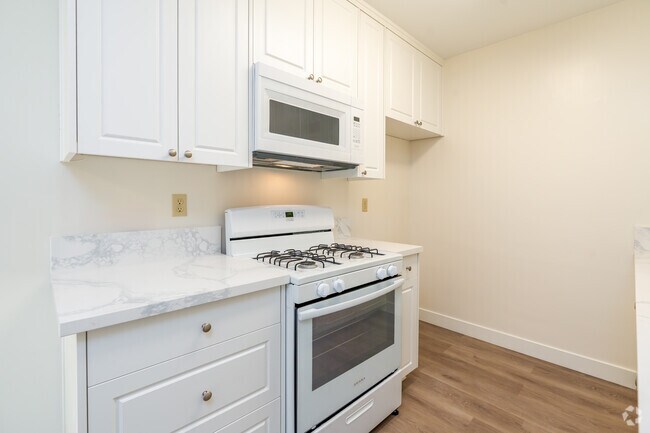 2BR, 1BA - 900SF - Kitchen