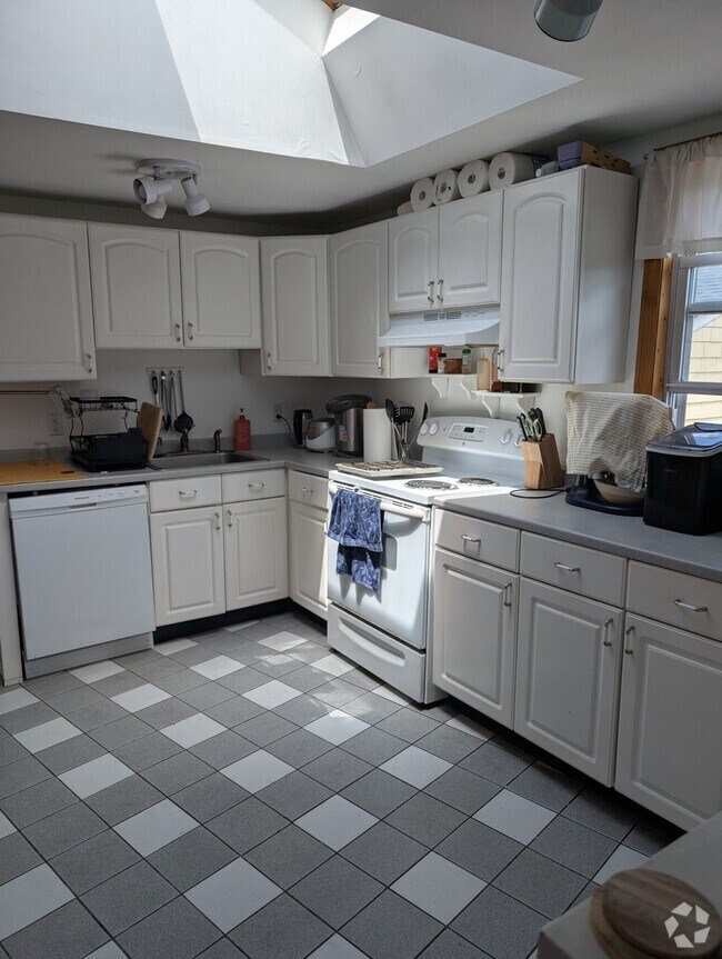 Building Photo - 66 Brooks St Unit 3 Rental