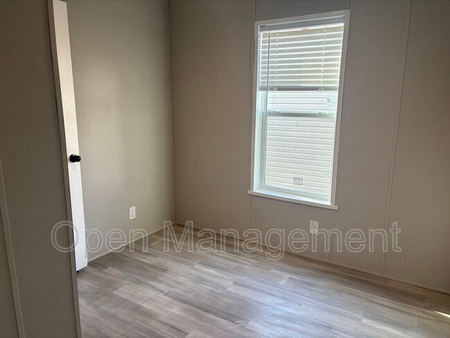 Photo - 16 English Village Park