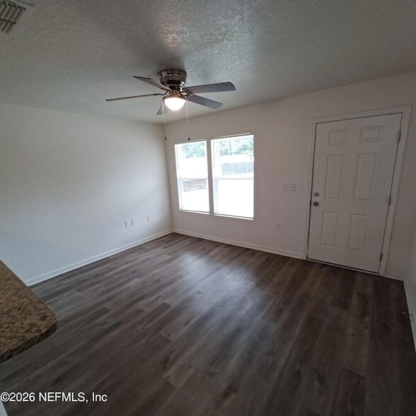 Photo - 956 W 9th St