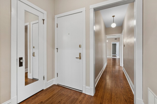 Photo - 4932 N Ridgeway Ave Unit 2