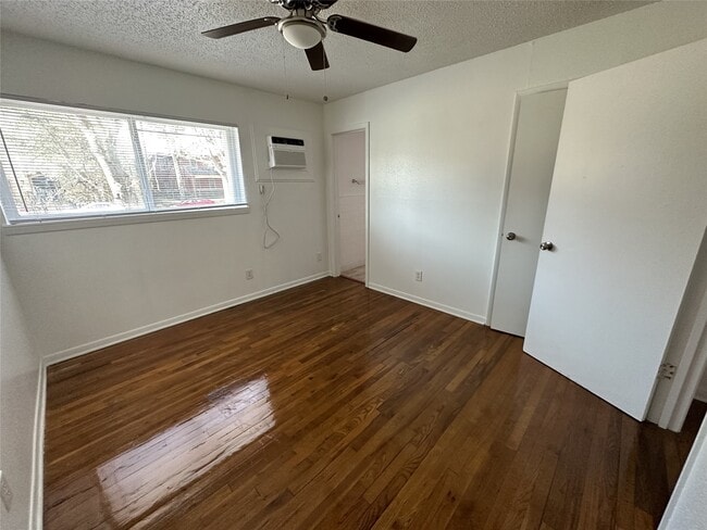 Building Photo - 4921 Crawford St Unit 01