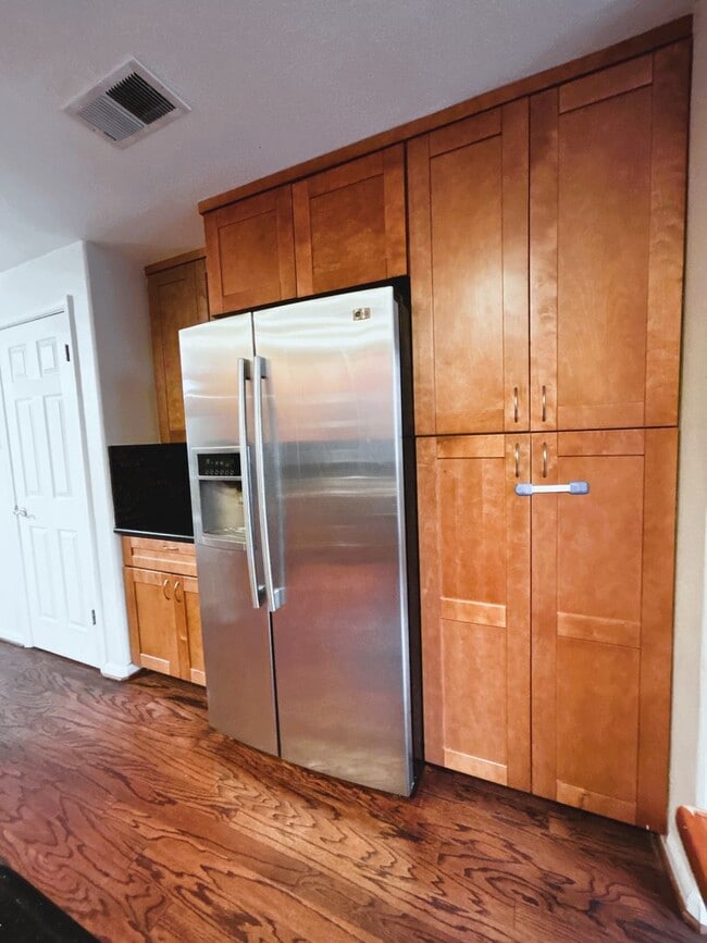 Photo - 470 Whitechapel Ave