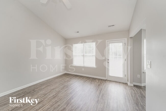 Photo - 916 Lakehill Rd
