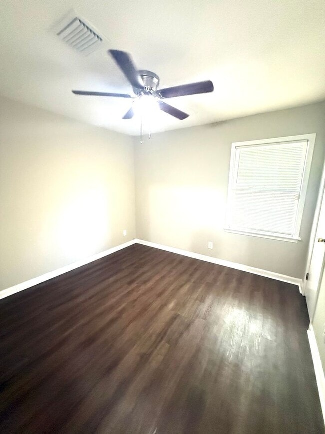 Photo - ** 4 bed 2 bath located in Woodmere Park *...