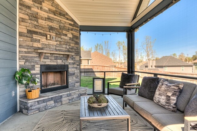 Photo - Two Story home in Quaker Knoll! Ready now !