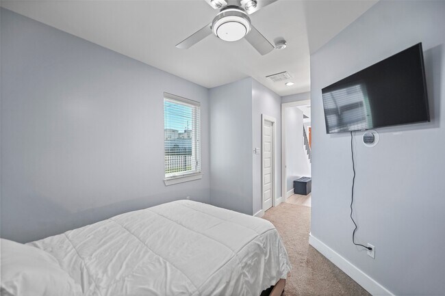 Photo - 2413 Pease St