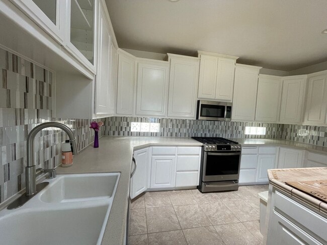 Photo - Contemporary Beautiful Spacious 4 bed 3 bath home
