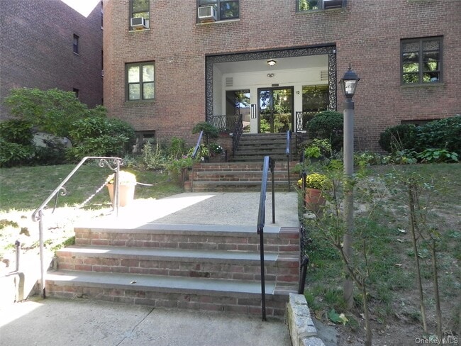 Building Photo - 12 Welwyn Rd Unit 1M Rental