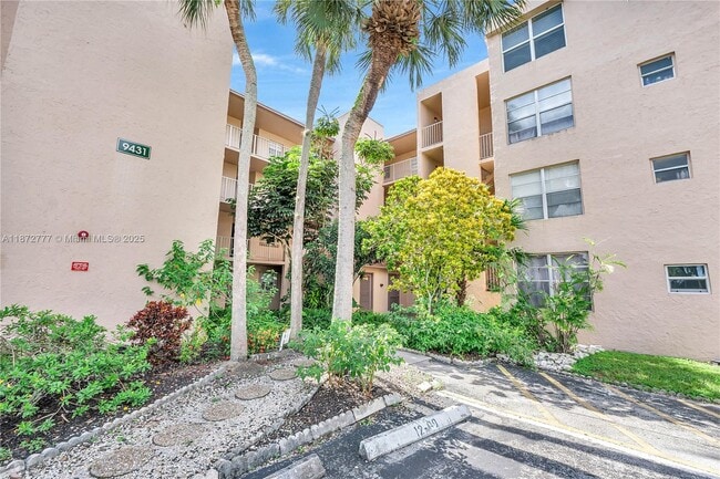 Building Photo - 9431 Live Oak Pl Unit 205 Rental