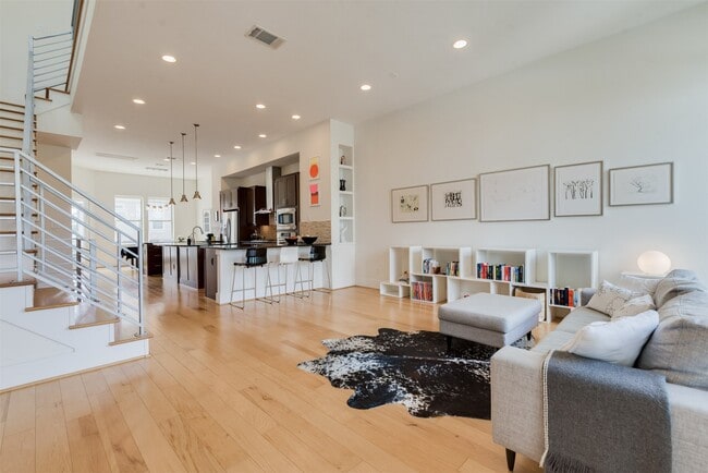 Building Photo - 5429C Hidalgo St Unit B