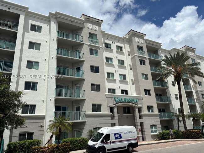 Building Photo - 6001 SW 70th St Unit 324