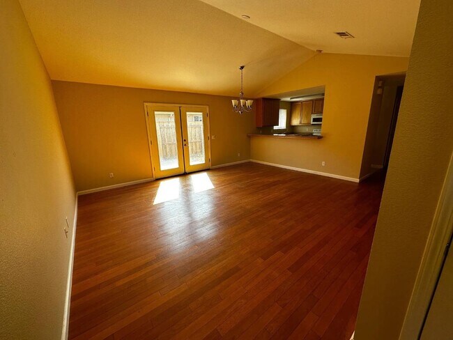 Photo - 359 Acacia St