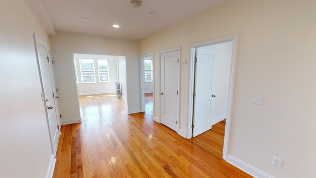 Building Photo - 123 Sutherland Rd