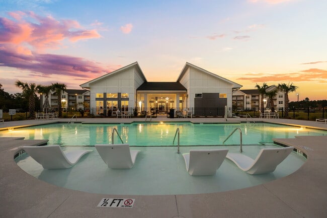 Brillante piscina inspirada en un resort - Exchange at Westgate