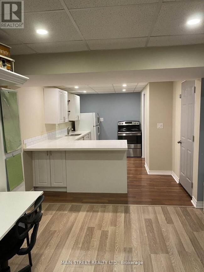 Photo - 493 College St