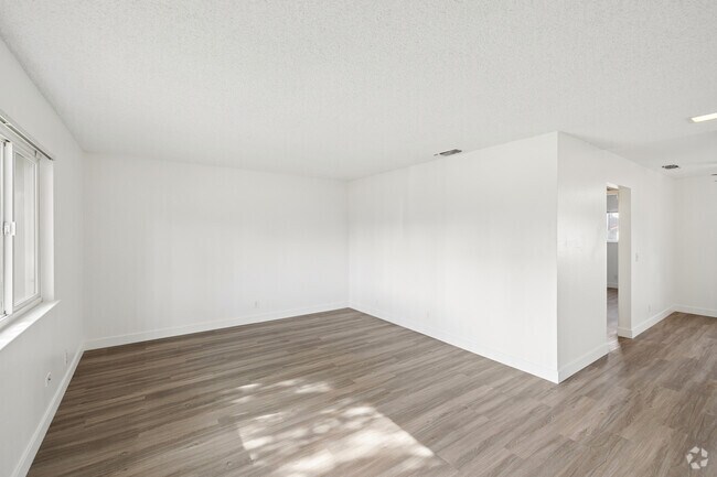 1BR, 1BA - 700SF - Living Room
