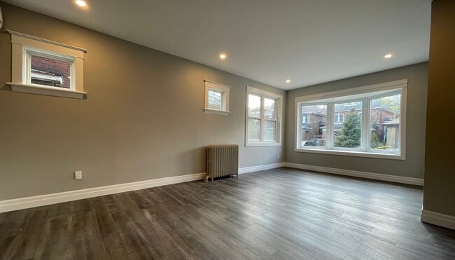 Building Photo - 11 Grosvenor Ave S